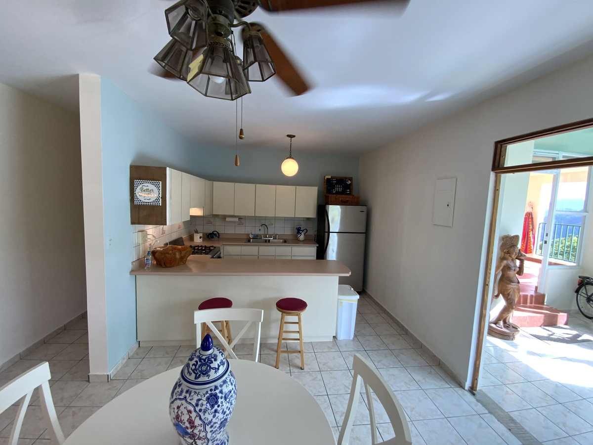 Full kitchen with breakfast bar