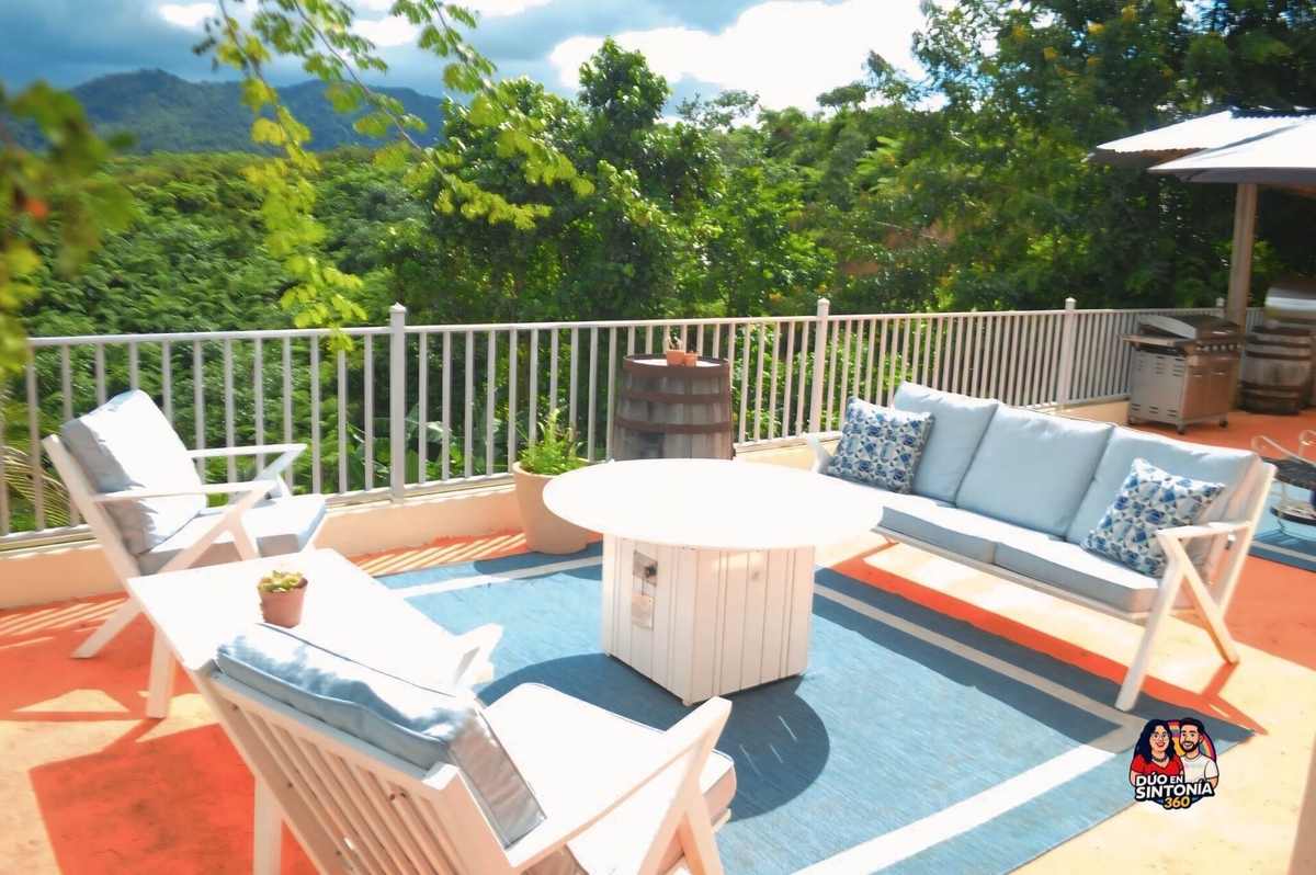 Roof deck with cushioned seating